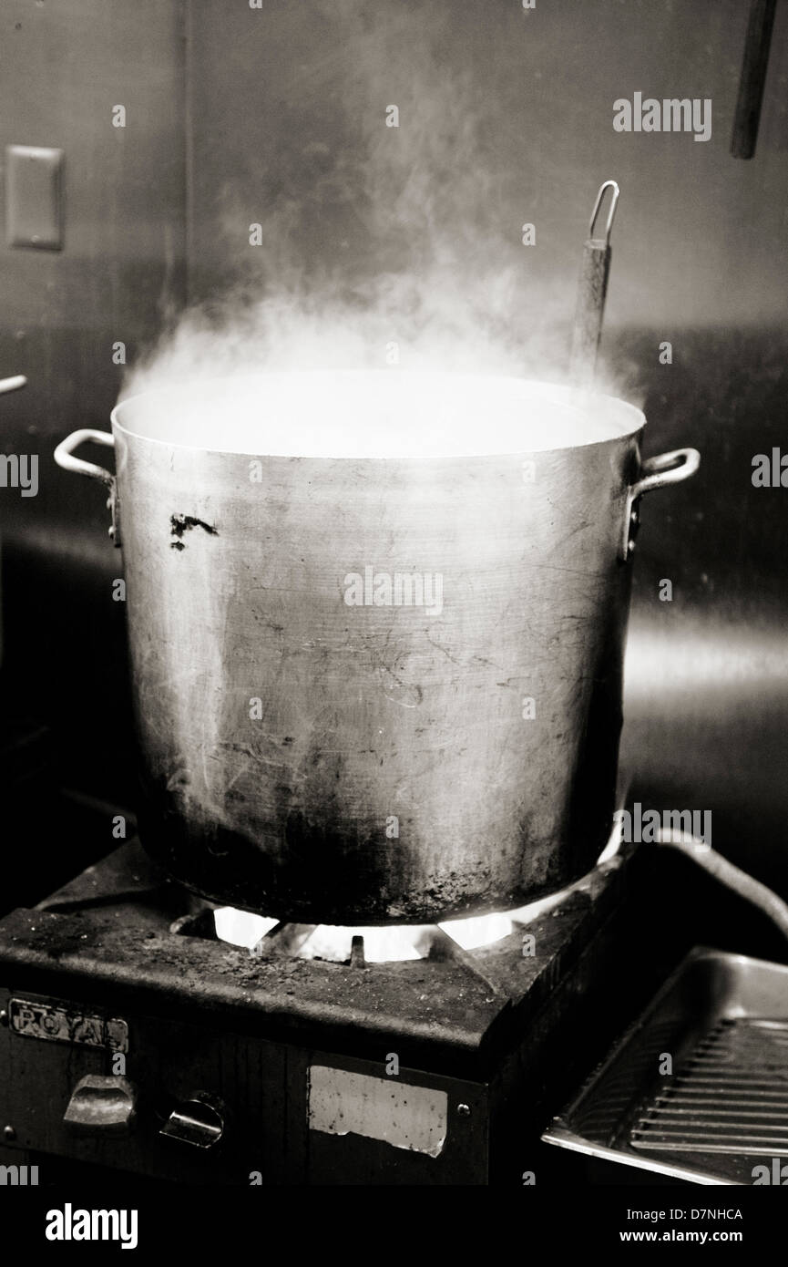 A Ebuli O Caldeir O Pot Em Uma Cozinha Do Restaurante Foto Imagem A Ebuli O Caldeir O Pot Em Uma Cozinha Do Restaurante Foto Imagem