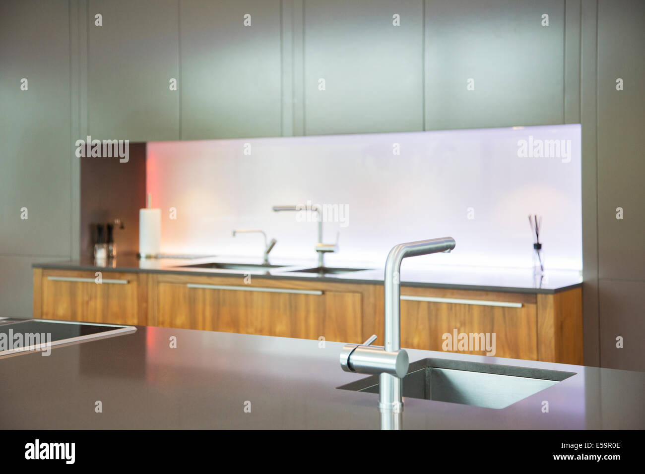 Pias E Torneiras De Cozinha Moderna Foto Imagem De Stock 72130366 Pias E Torneiras De Cozinha Moderna Foto Imagem De Stock 72130366