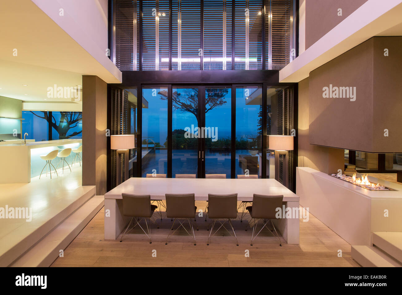 Moderna Sala De Jantar Com Lareira E Cozinha Noite Foto Imagem De Moderna Sala De Jantar Com Lareira E Cozinha Noite Foto Imagem De