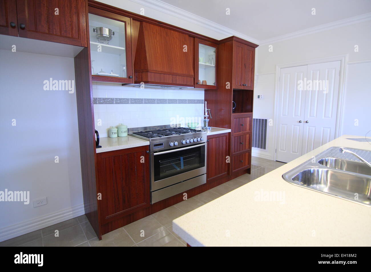 Cozinha Moderna Com Arm Rios De Madeira Foto Imagem De Stock Cozinha Moderna Com Arm Rios De Madeira Foto Imagem De Stock
