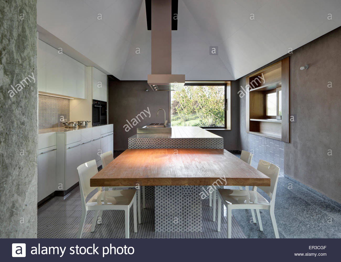 Mesa De Cozinha E Cadeiras Com Unidade De Ilha E O Extrator No Mesa De Cozinha E Cadeiras Com Unidade De Ilha E O Extrator No