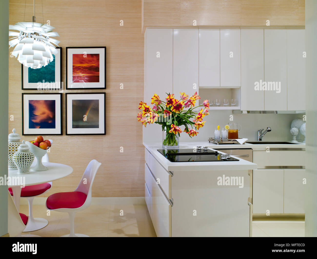 Eero Saarinen Mesa E Cadeiras Na Moderna Cozinha Em Plano Aberto Eero Saarinen Mesa E Cadeiras Na Moderna Cozinha Em Plano Aberto