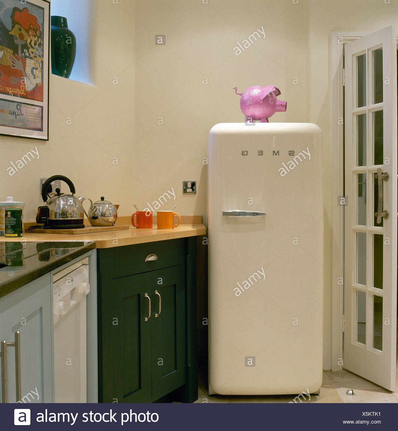 Rosa Pl Stico Cor De Rosa Sobre A Smeg Frigor Fico No Canto Da Rosa Pl Stico Cor De Rosa Sobre A Smeg Frigor Fico No Canto Da